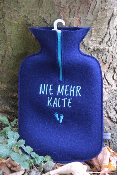 Filz-Wärmflasche "Nie mehr kalte Füsse" in dunkelblau